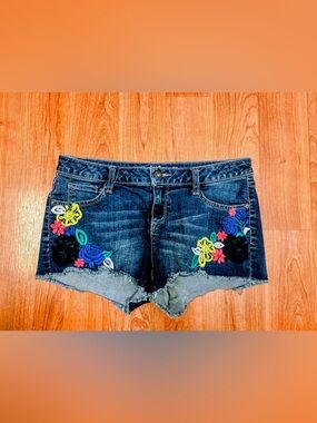 Arizona Jeans Denim Shorts Womens Junior  Sz 9 Embroidered Flowers Floral
